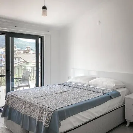 Renovated, Modern Central 2 Br Apartment *
