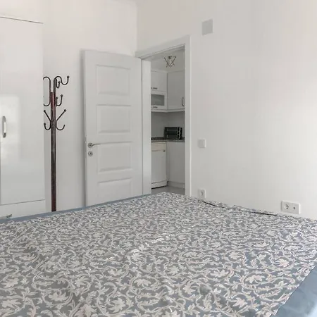 Renovated, Modern Central 2 Br Apartment
